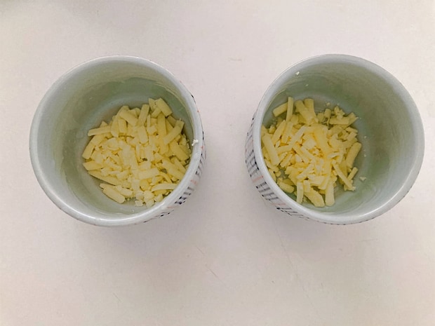 容器にピザ用チーズを入れる