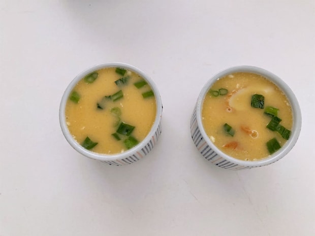 卵液とちくわ、青ねぎを入れた茶碗蒸しの容器