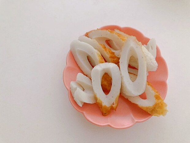 ちくわを斜め薄切りにする