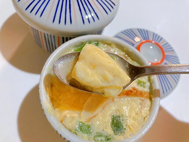 ちくわ茶碗蒸しをすくったところ