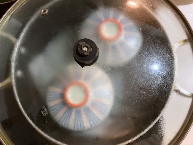 フタをして茶碗蒸しを加熱していく