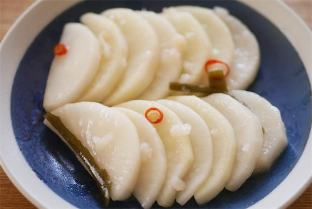 【大根消費レシピ】甘酒で「即席べったら漬け」作ってみた!“おかゆ”も使う裏ワザで朝漬ける→夜完成!