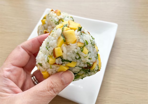 【衝撃!おせち活用術】伊達巻を「おにぎり」にしてみた!しょうゆとのコンビで新・甘じょっぱ沼に!?