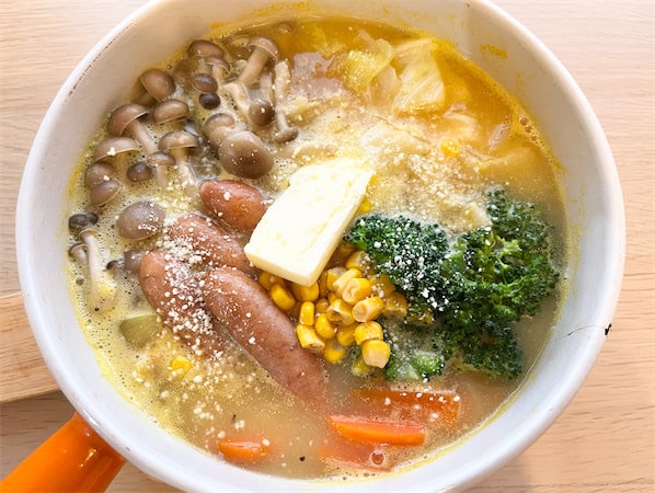 【コーンスープの素で鍋!?】話題沸騰「コンポタ鍋」作ってみた!絶品コクの正体はみそバター♪【冬の新定番】