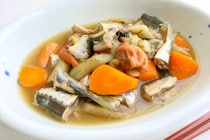 【ズボラでも作れる魚料理】頭とワタ取るだけ「イワシと根菜の梅しょうゆ煮」作ってみた！小骨ごとイケる♪