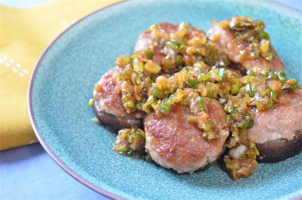 【肉汁と旨味の爆弾!】◯◯ネーズで剥がれずふっくら「椎茸バーグ」作ってみた!ねぎダレ絡めばもう最強♪