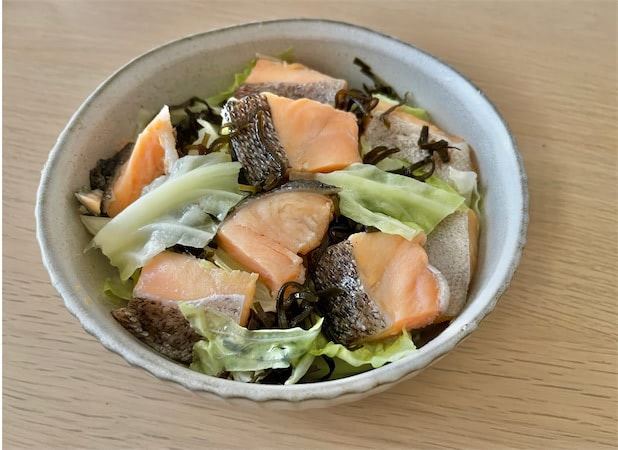 【最強時短レシピ】レンジで一発「鮭とキャベツの重ね蒸し」は体力1％でも作れる♪塩昆布×バターがジュワ～♡