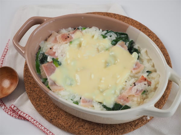 【レンチン5分でドリア風】オーブン不要の「とろけるチーズ雑炊」作ってみた！「骨活」できちゃう牛乳ベース♪