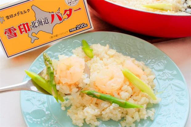 【秘訣はバターコーティング】軽やかでマロい「洋風炊き込みご飯」作ってみた!生米がワンパンでふっくら♪