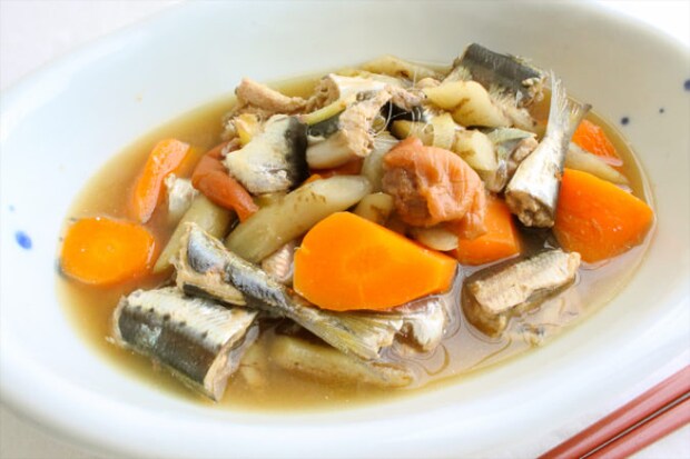 【ズボラでも作れる魚料理】頭とワタ取るだけ「イワシと根菜の梅しょうゆ煮」作ってみた！小骨ごとイケる♪