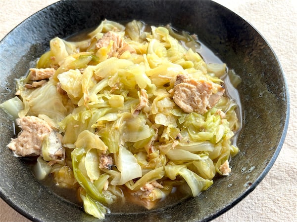 【昭和初期の豪快キャベツ料理】丸ごと1個切って炒めて煮るだけ！「キャベツのやわらか煮」が極甘だった話