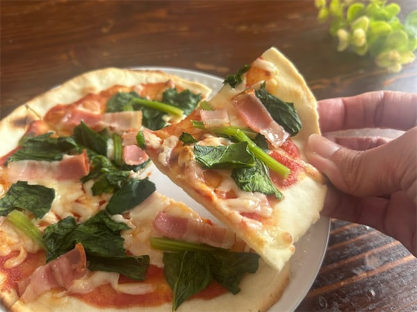 【ピザ生地は豆腐&米粉で】発酵いらずの「カリッもちピザ」作ろう!え、魚焼きグリルで焼くからオーブンも不要!?