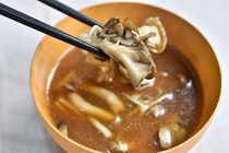 【ひと手間で激変】きのこをみそ汁に入れるなら…炒めて！香りと旨味が爆上がりする妙技【青髪のテツ】
