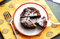 【チョコも小麦粉も不使用】なのに「チョコバナナケーキ」を作るって!?バナナ1本とアレで爆速5分で完成♪