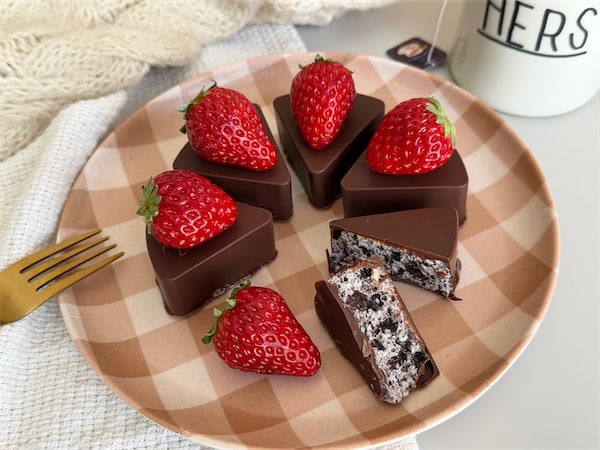 【材料3つでこの完成度】オレオで「バレンタインチョコ」作ってみた!砕いて流して固めれば…パリっとほろ苦♡