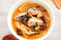 【花粉症対抗レシピ!?】ビタミンDたっぷりな「サバ缶とキムチのみそ煮」作ってみた！5分で作れたよ〜