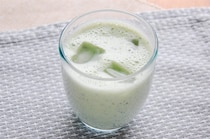 【小松菜×バナナで栄養ドリンク完成】食欲ない日の元気チャージにスムージー作ってみた！むしろ毎日これがいい♪