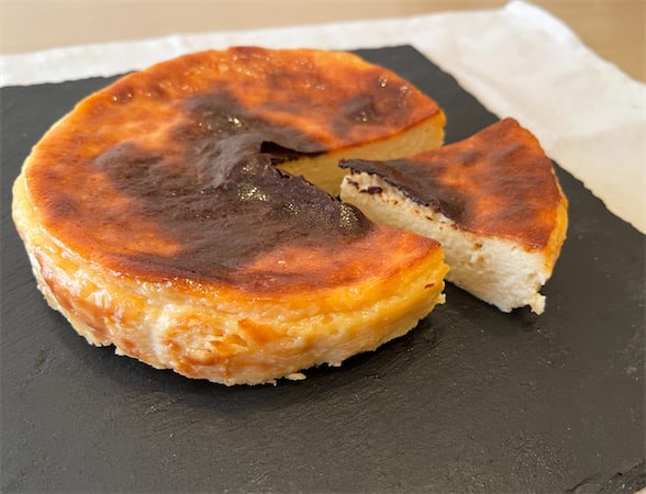 【砂糖なしでも芳醇な甘さ】甘酒&メープルで「バスクチーズケーキ」作ってみた!濃厚なのに後味軽〜いの♡