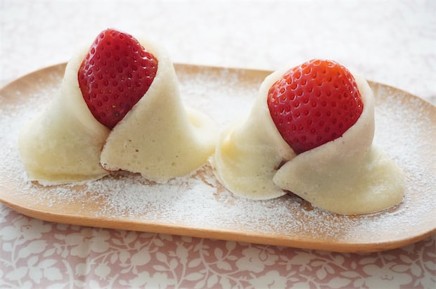 【ひな人形スイーツ】モチふわクレープ生地でいちご包んだら…お内裏さまとおひなさま誕生♪あんこも入ってる♡