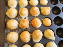 【たこ焼き器の裏ワザ】チーズが伸び～る溢れる～♡もっちもちの「チーズボール」作ろう！コロコロン♡