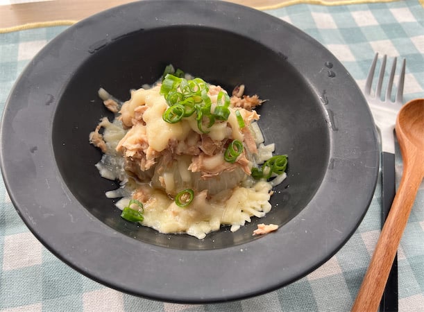 【新玉ねぎの至高の食べ方】ツナチーズをドサっと!「新玉ねぎの丸ごとレンジ蒸し」作ってみた♡レンチン5分♪