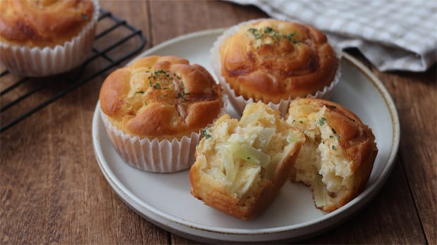 【発酵不要のお惣菜パン風】混ぜて焼くだけ「玉ねぎとベーコンのマフィン」は甘み＋マヨが絶品♪【元パティシエ直伝】