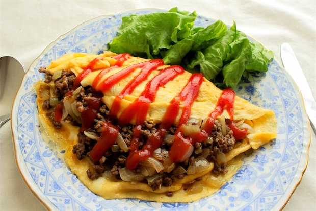 【包まないオムレツ】パタンと折るだけで具がこぼれない「魔法のオムレツ」作ってみた！え、あの粉を振るの!?