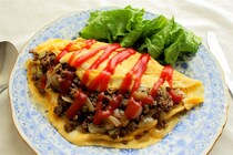 【包まないオムレツ】パタンと折るだけで具がこぼれない「魔法のオムレツ」作ってみた！え、あの粉を振るの!?