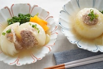 【春限定の肉汁爆弾】甘～いエキスたっぷり「新玉ねぎのひき肉詰め」作ってみた！バターでコク増し♡