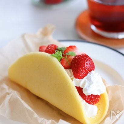 レンチン1分30秒！簡単ふんわりスポンジで【苺のオムレット】