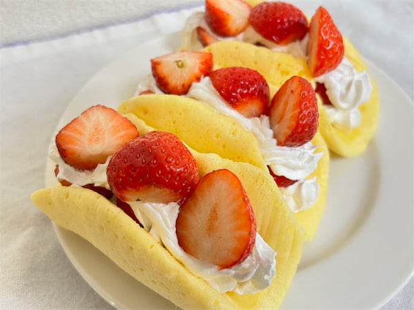 【レンチン一発！】爆速スイーツ「苺のオムレット」作ってみた♪ラップの裏ワザでクリーム挟みやす～い♪