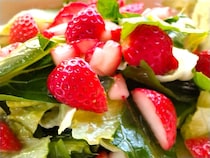 【いちご大量消費】葉野菜サラダにいちごをオン!?いちごドレッシングもた～っぷりかけて甘酸っぱさ全開のひと皿爆誕