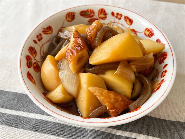 【え、ちくわで肉じゃが!?】肉ナシなのにコク深~い「ちくじゃが」作ってみた!牛骨だしでお肉の旨味も再現♡