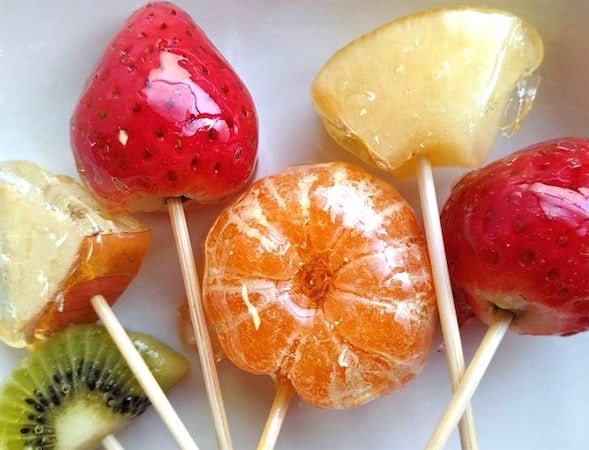 【お祭り屋台のフルーツ飴♪完コピしてみた】表面パリッ…からの中ジューシ~♡失敗しない飴掛けテクも詳しく解説