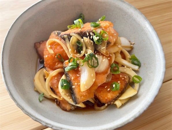 【魚は揚げずに焼くだけ】シャキシャキ新玉ねぎで「鮭の南蛮漬け」作ってみた！みずみずしい至福の甘み♡