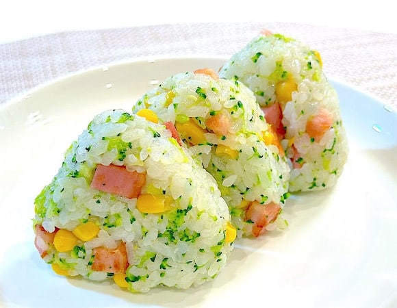 【意外な組み合わせ】ブロッコリーが主役のおにぎり爆誕!?独特のホロッと食感…からのベーコンの旨味ジュワン♡