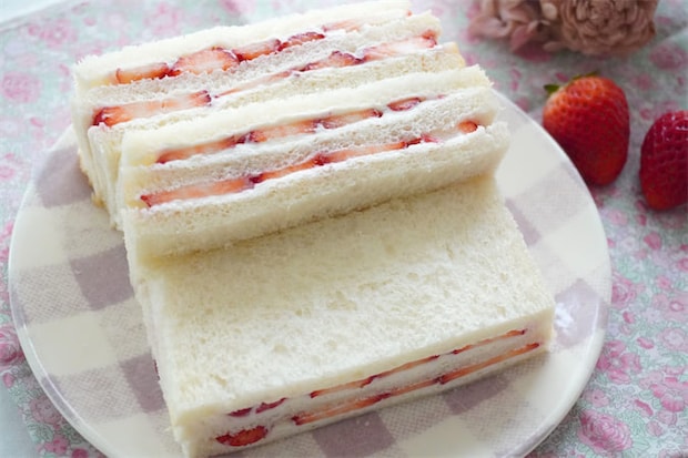 【少量でも特濃ミルキー♡】クリームチーズで「いちごサンド」作ってみた！食パン3枚重ねてダブルチーズ！