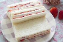 【少量でも特濃ミルキー♡】クリームチーズで「いちごサンド」作ってみた！食パン3枚重ねてダブルチーズ！