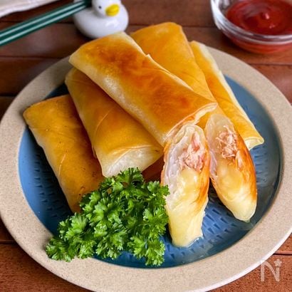 巻いて焼くだけ！パリパリでジューシー♪「新玉ねぎの春巻き」