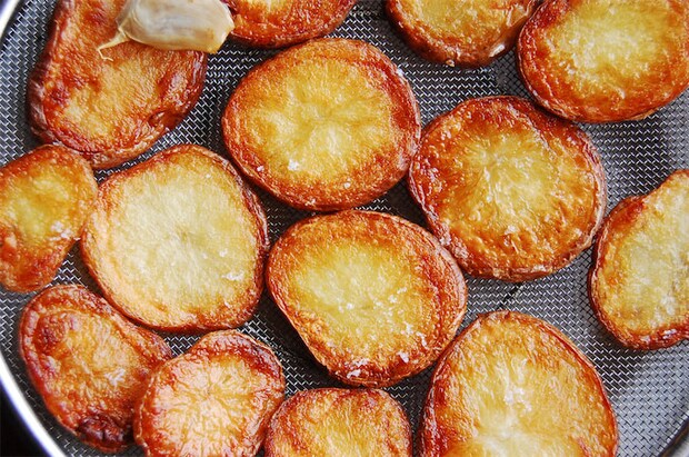 【水分を最大限飛ばしたら焼きつけろ】ジャガイモなのに甘～い♡ザックザクが過ぎる「悶絶ポテト」作ろう！