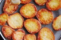 【水分を最大限飛ばしたら焼きつけろ】ジャガイモなのに甘～い♡ザックザクが過ぎる「悶絶ポテト」作ろう！