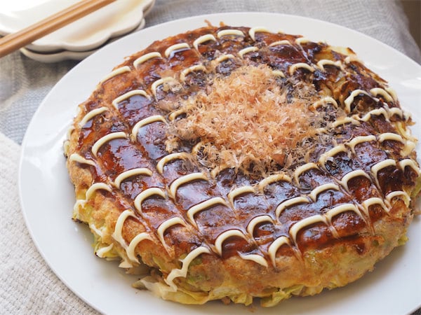 【小麦粉ゼロのお好み焼き】フライパンで生地混ぜて焼くだけ！春キャベ＆豚ひき肉で特大に作ってみた♪