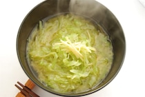 【みそ汁に千切りを!?】「春キャベツのみそ汁」はふんわり優しいお味なの♡千切りしょうががシャキピリ♪