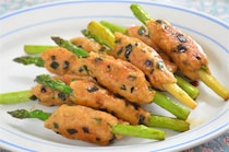 【見た目は面白いけど…ウ、ウマ〜】「アスパラつくね」作ってみた！甘じょっぱ肉とアスパラのコラボがヤバい♪