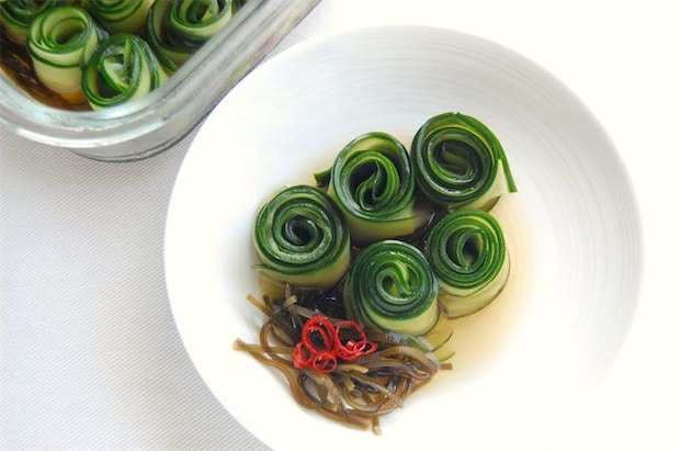 【きゅうり大量消費】薄切りきゅうりをクルクル巻いて…これはもはや、料亭の一品！「胡瓜★やばい漬け」作ってみた♪