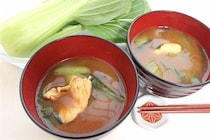 【しんどい日は「鶏むね」に頼って！】お肉と菜っ葉たっぷりの「お鍋みたいなみそ汁」で元気とり戻してみた♡