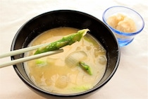 「白みそに変えた？」と驚かれる！酒粕ちょい足しでみそ汁激変させてみた！アスパラ・玉ねぎ甘〜くとろける♪