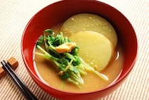 【新じゃがを皮ごと入れる一杯】だし不要の「新じゃがと豆苗のみそ汁」作ってみた！からし後のせで料亭級の品格