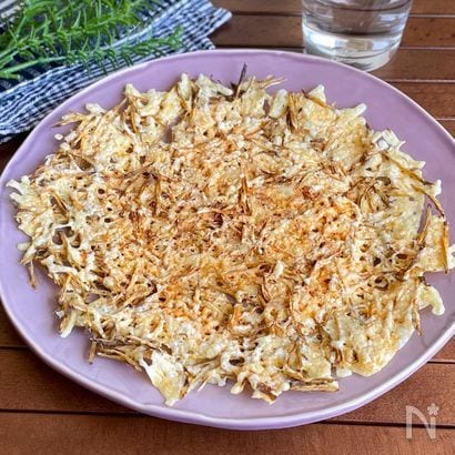 材料2つ！レンジで簡単「新ごぼうのカリカリチーズチップス」