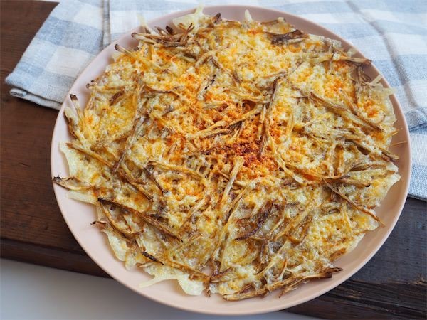 【もうごぼうは余らない】レンチンで香ばしスナック爆誕♪新ごぼうとチーズで「カリカリチップス」作ってみた！
